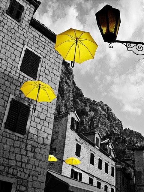 Broderie Diamant Lâché de parapluies jaunes