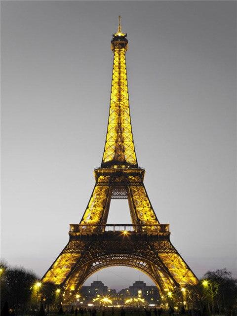 Broderie Diamant Tour Eiffel Eliminée sur fond noir et blanc